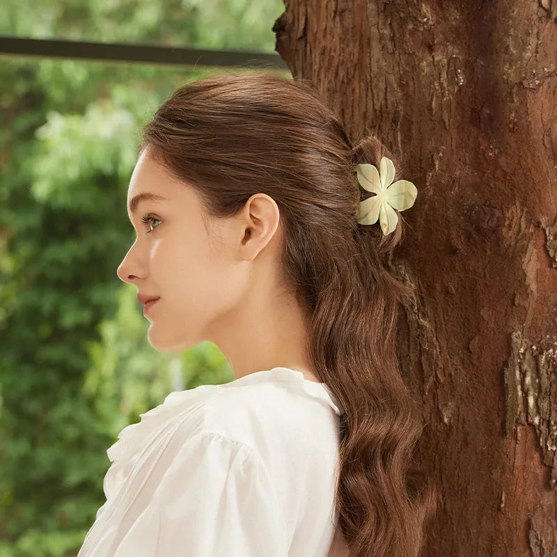 Alice Flower Medium Hair Claw